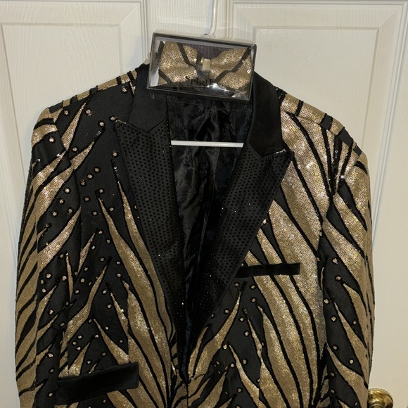 SIZE XL men’s dress jacket. With bow tie , Bought at spirit Halloween . - Picture 5 of 5